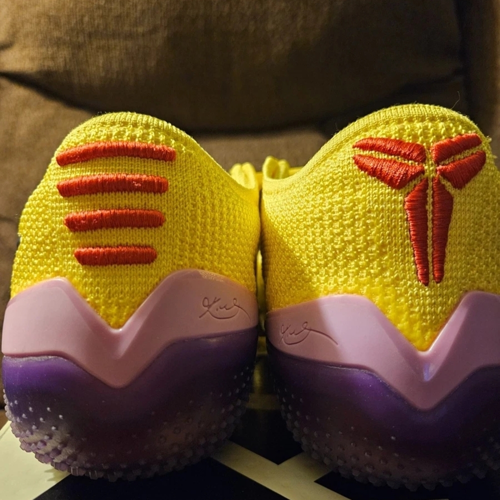 Kobe AD NXT 360 shoes. 
Colors: Yellow strike/white juan strike/blanc
Size 8
Gre